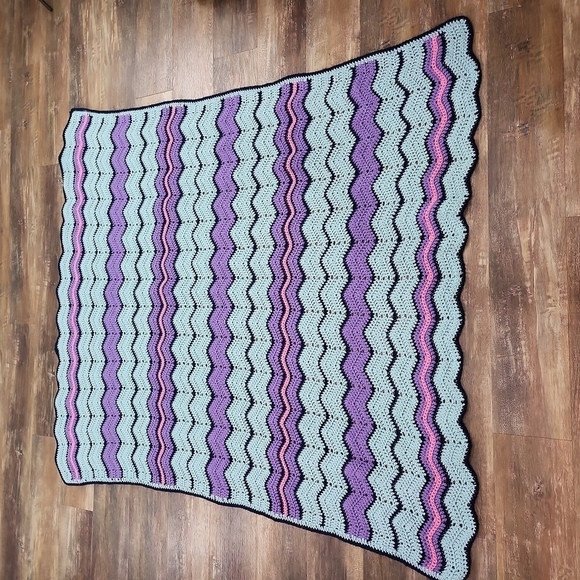 HANDCRAFTED crochet blanket Chevron print with scalloped edge - Picture 6 of 6